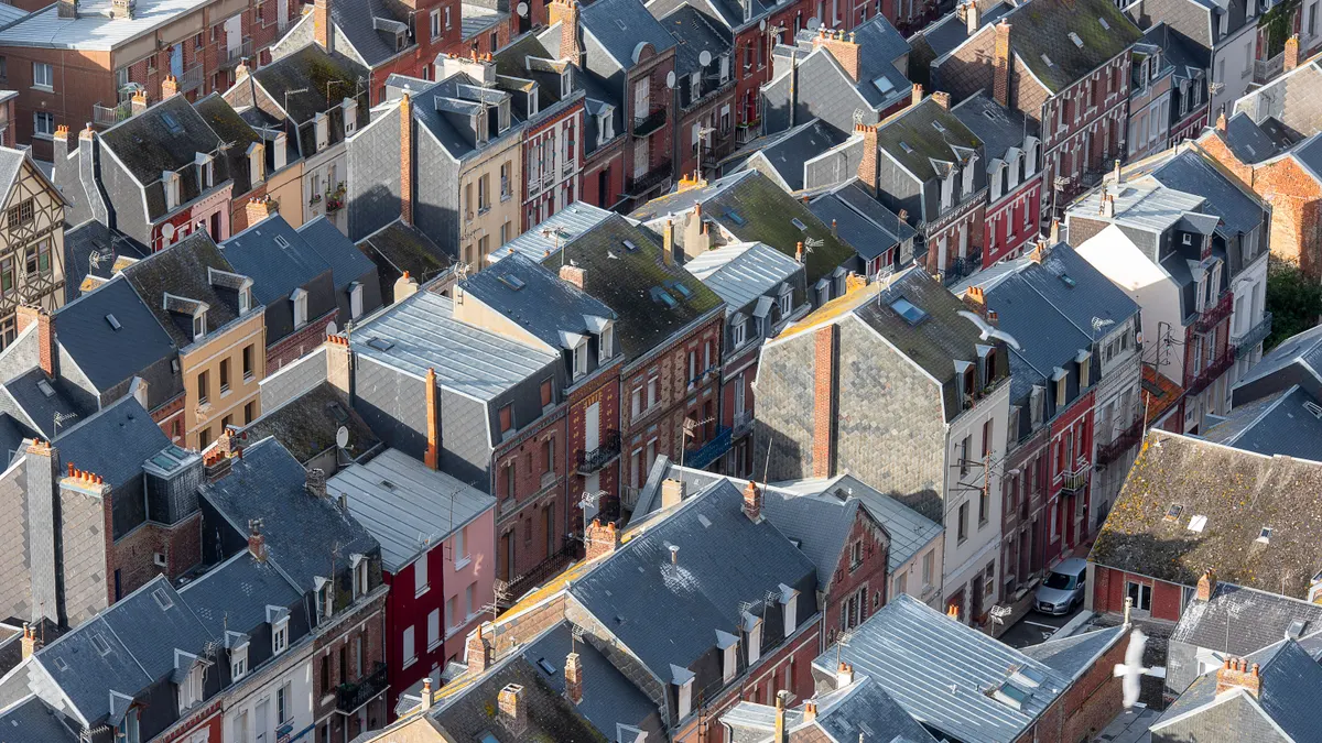 Vue aérienne de toits européens traditionnels aux couleurs vives