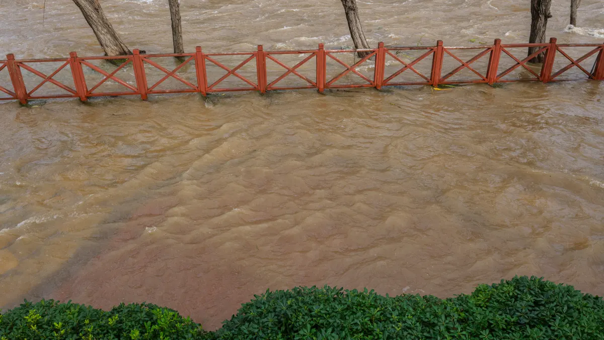 Parc urbain inondé par une rivière en crue après de fortes pluies, zone urbaine inondée.
